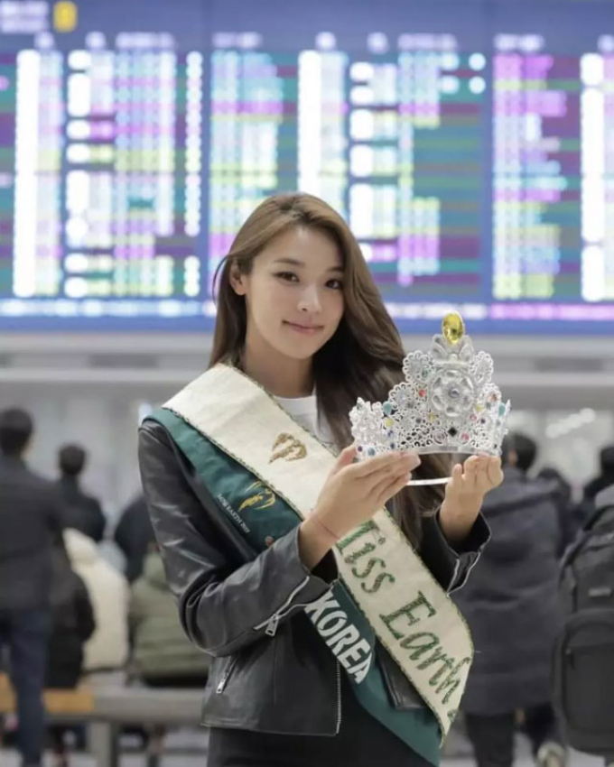 Sân bay im ắng ngày Miss Earth 2022 về nước, nhìn cách tân hoa hậu đối xử với vương miện mà mất hồn