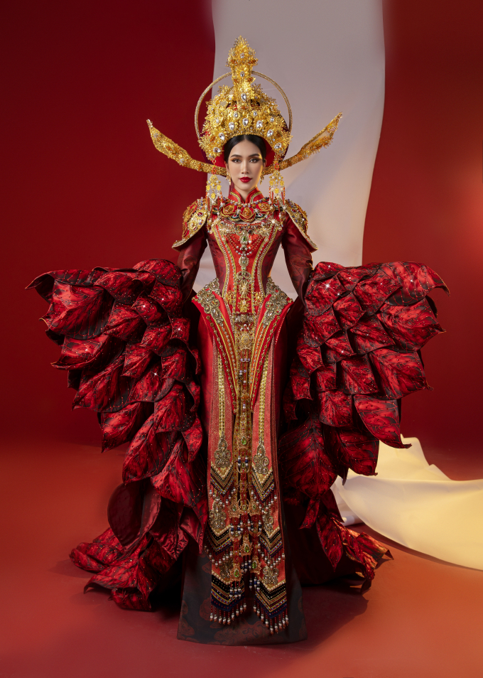 Quốc phục của Phương Anh ở Miss International: Sắc đỏ quyền lực, tôn vinh nữ trạng nguyên đầu tiên của Việt Nam