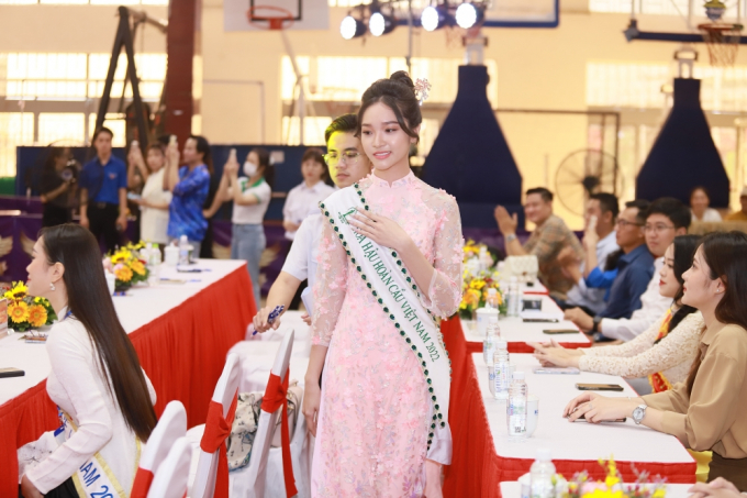 Hoa hậu Phạm Kim Ngân duyên dáng trong tà áo dài, chấm thi Nét đẹp Sư phạm 2022