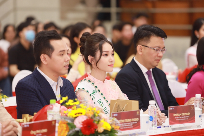Hoa hậu Phạm Kim Ngân duyên dáng trong tà áo dài, chấm thi Nét đẹp Sư phạm 2022