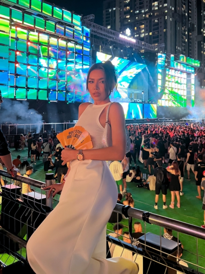 Minh Tú diện trang phục cá tính, hội ngộ Khánh Linh tại lễ hội âm nhạc điện tử 2022