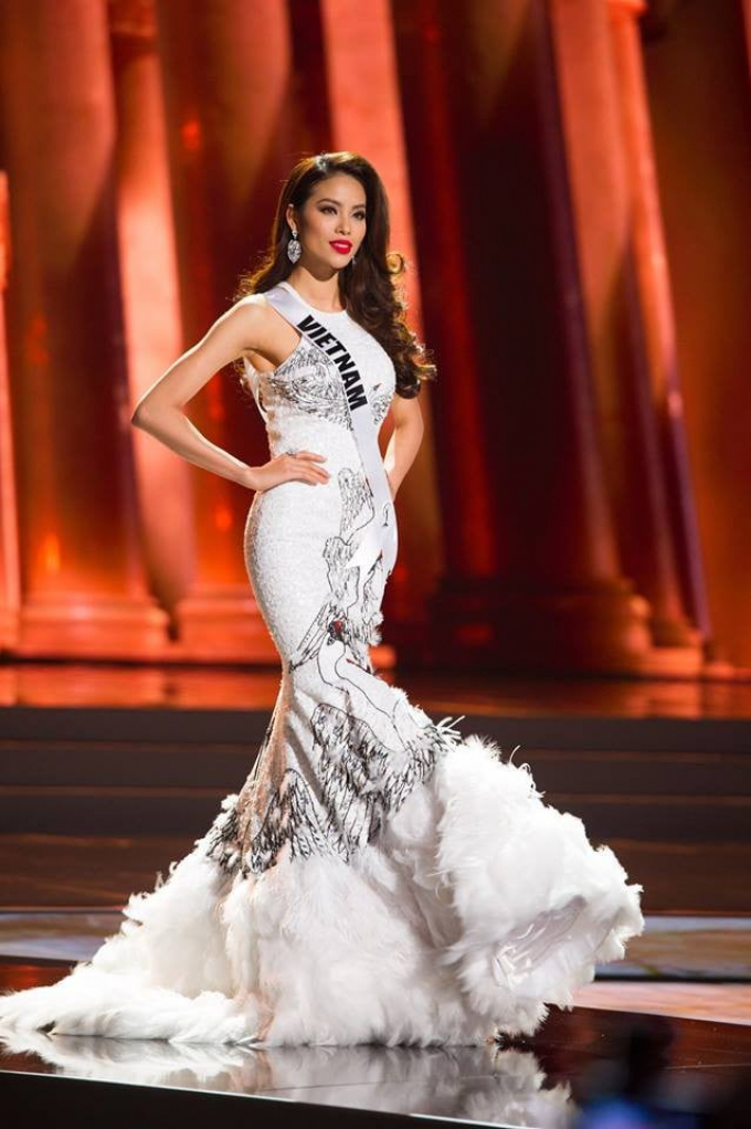 Missosology đăng ảnh chiến binh nghìn máu tại Miss Universe - Phạm Hương, fans thương nhớ muốn đòi công bằng