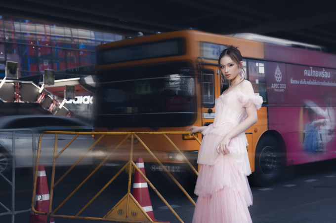 Mẫu nhí Bảo Hà biến đường phố Thái Lan thành sàn catwalk trong loạt ảnh mới