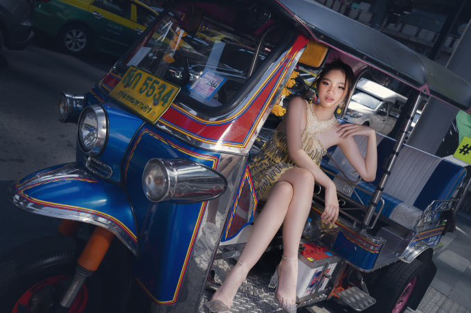 Mẫu nhí Bảo Hà biến đường phố Thái Lan thành sàn catwalk trong loạt ảnh mới