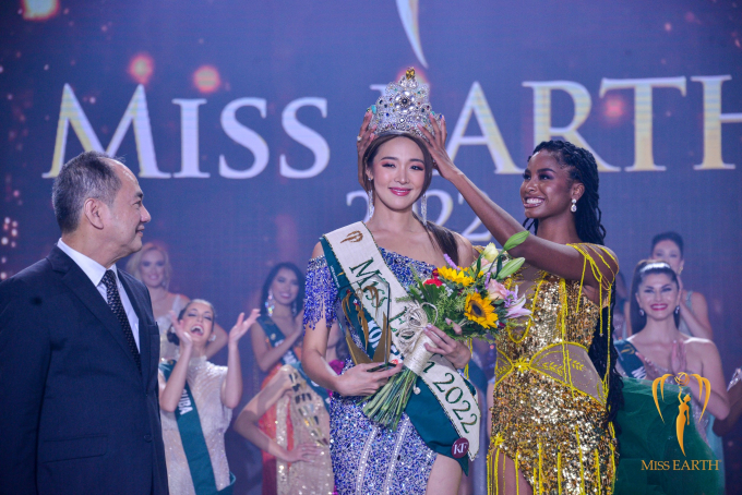 Tất bật training ở Philippines, fans phát hiện Ngọc Châu tranh thủ xem Miss Earth 2022 để học cách giật crown