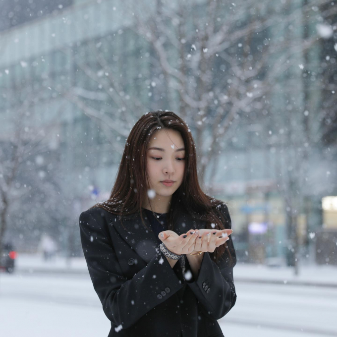 Miss Earth 2022 - Mina Sue Choi đón tuyết đầu mùa: Nhan sắc ngọt ngào cứ ngỡ nữ chính phim Hàn Quốc