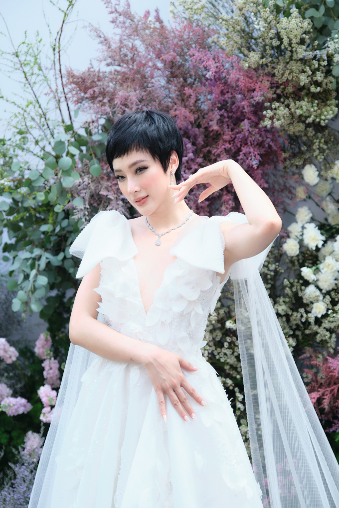HHen Niê khoe vai trần, Angela Phương Trinh - Diễm My 9x hóa nàng thơ giữa rừng hoa dự triển lãm Phương My