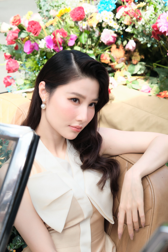 HHen Niê khoe vai trần, Angela Phương Trinh - Diễm My 9x hóa nàng thơ giữa rừng hoa dự triển lãm Phương My