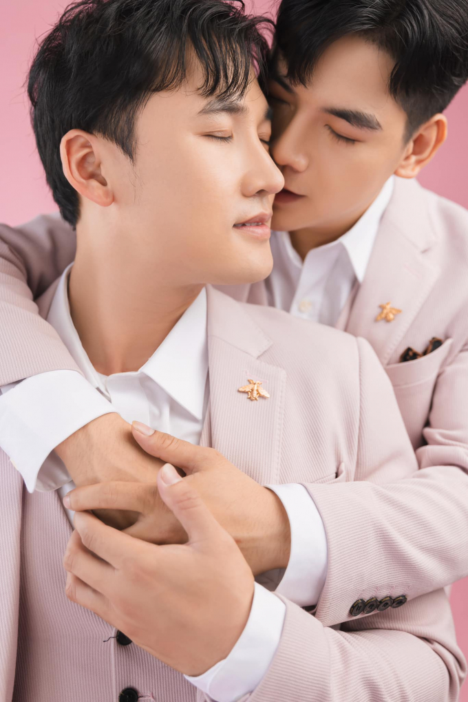 Hà Trí Quang cùng người yêu đồng giới lần đầu khoe ảnh 2 con song sinh, chính thức nhập hội bỉm sữa