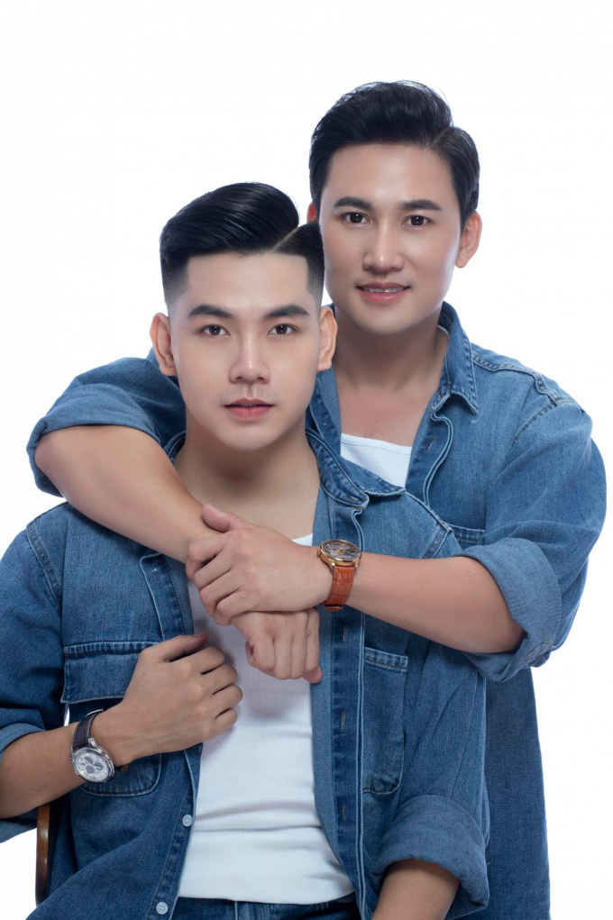 Hà Trí Quang cùng người yêu đồng giới lần đầu khoe ảnh 2 con song sinh, chính thức nhập hội bỉm sữa