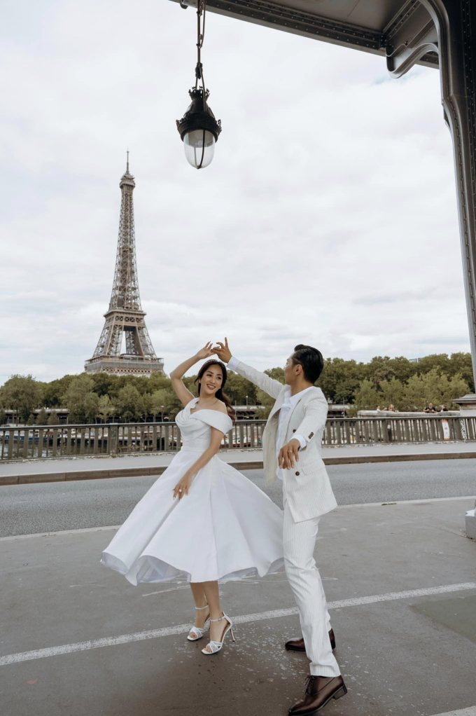 Phan Hiển tung ảnh diện váy hồng, tiết lộ lý do chọn màu dresscode cho đám cưới khiến fans cười nghiêng ngả