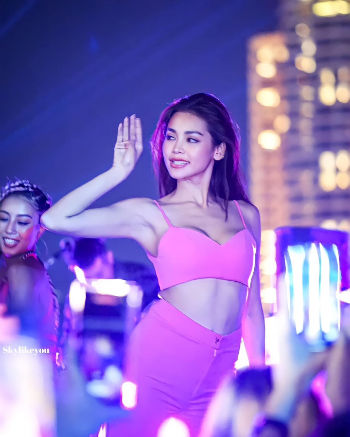 Nhiệm kỳ nhảy múa năng suất của Miss Grand 2022: Fans kêu gọi giải cứu Isabella Menin khỏi dì Nawat