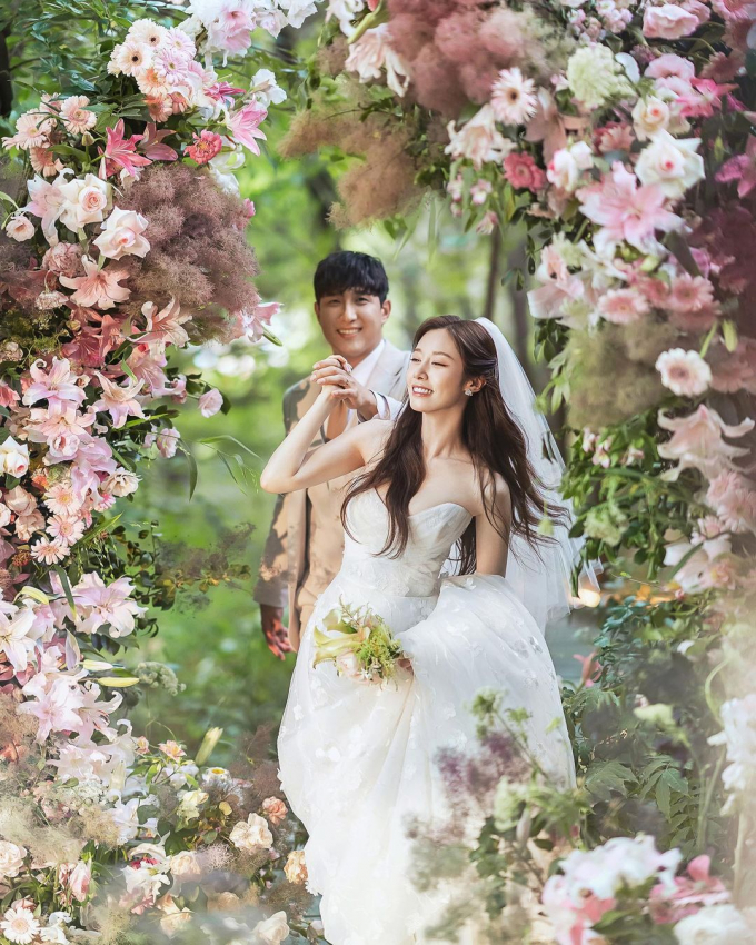 Jiyeon (T-ara) xả loạt ảnh cưới nét căng, tươi cười hạnh phúc chứng tỏ tìm được một nửa đích thực
