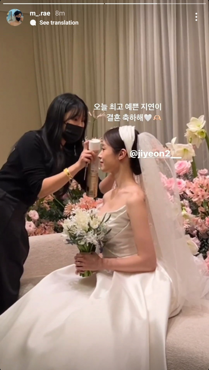 Jiyeon (T-ara) được bố dắt tay vào lễ đường thành hôn, thành viên cùng nhóm Eunjung và Hyomin đều có mặt