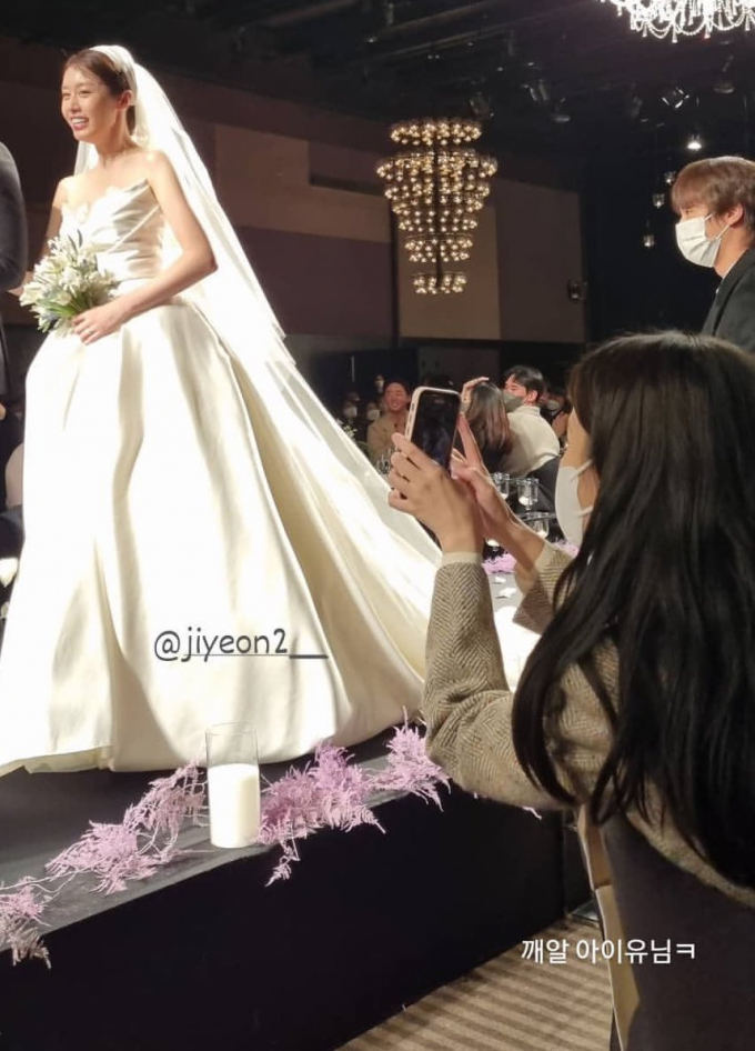 IU phát biểu cực kỳ cảm động trong đám cưới Jiyeon (T-ara), ca sĩ đám cưới Lee Hong Ki tiếp tục hát chúc mừng