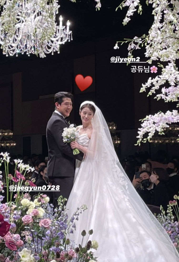 IU phát biểu cực kỳ cảm động trong đám cưới Jiyeon (T-ara), ca sĩ đám cưới Lee Hong Ki tiếp tục hát chúc mừng