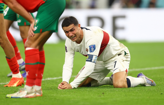 Ronaldo rơi nước mắt như mưa khi bị loại khỏi World Cup