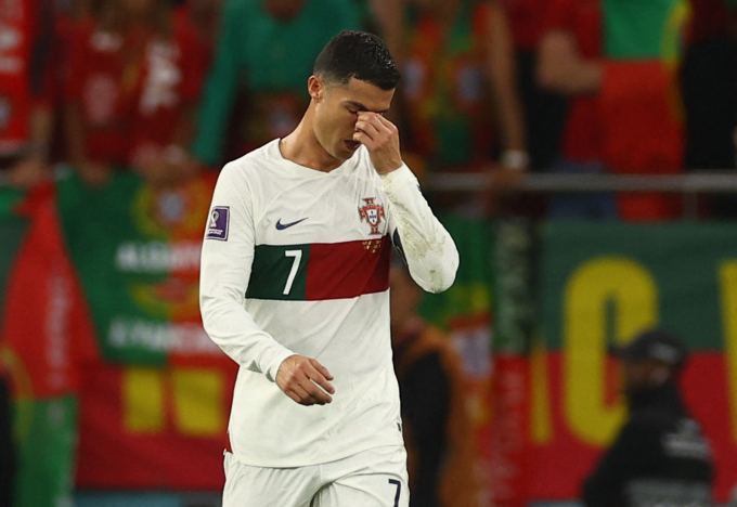 Ronaldo rơi nước mắt như mưa khi bị loại khỏi World Cup