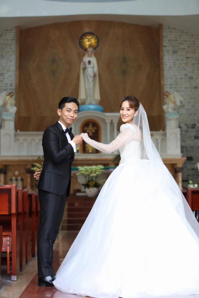 Đám cưới chịu chơi của Phan Hiển và Khánh Thy: Mới lễ gia tiên mà đã ngập một nhà hoa lá