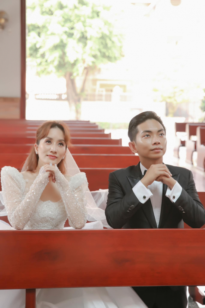 Đám cưới chịu chơi của Phan Hiển và Khánh Thy: Mới lễ gia tiên mà đã ngập một nhà hoa lá