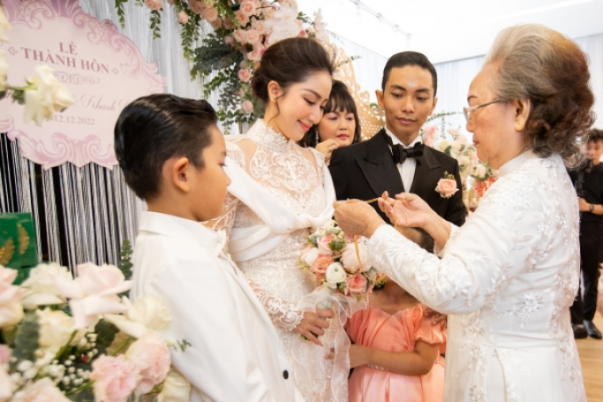 Khánh Thi nhận quà cưới khủng: Vàng, tiền và loạt nữ trang đắt giá