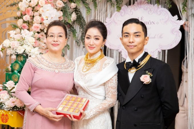 Khánh Thi nhận quà cưới khủng: Vàng, tiền và loạt nữ trang đắt giá