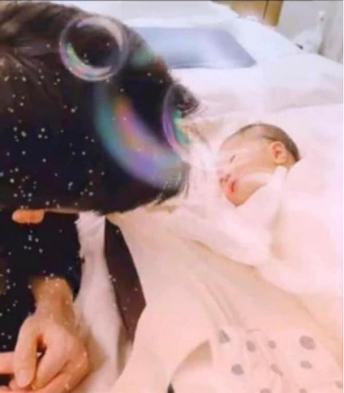 Con trai Hyun Bin và Son Ye Jin chào đời được 14 ngày đã vướng phải ồn ào
