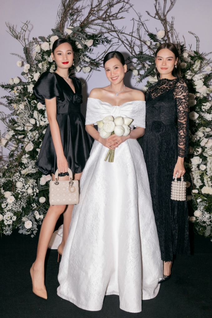 Tiệc cưới Dương Mỹ Linh giới hạn 60 khách: Sao Việt diện dresscode sang chảnh, Hà Kiều Anh khoe nhan sắc không tuổi