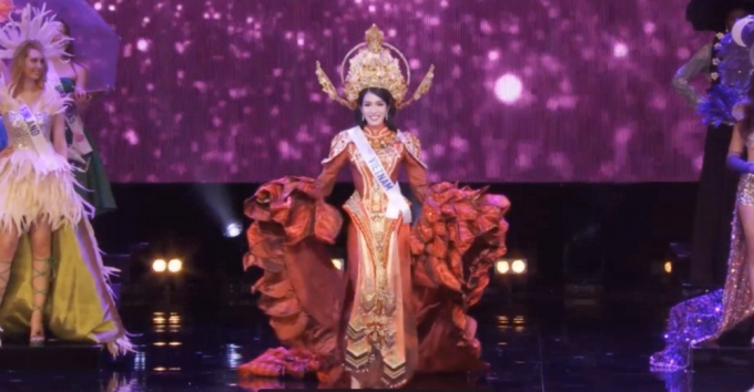 Chung kết Miss International 2022: Phương Anh diện quốc phục Hoa trạng nguyên cực quyền lực, sáng bừng sân khấu