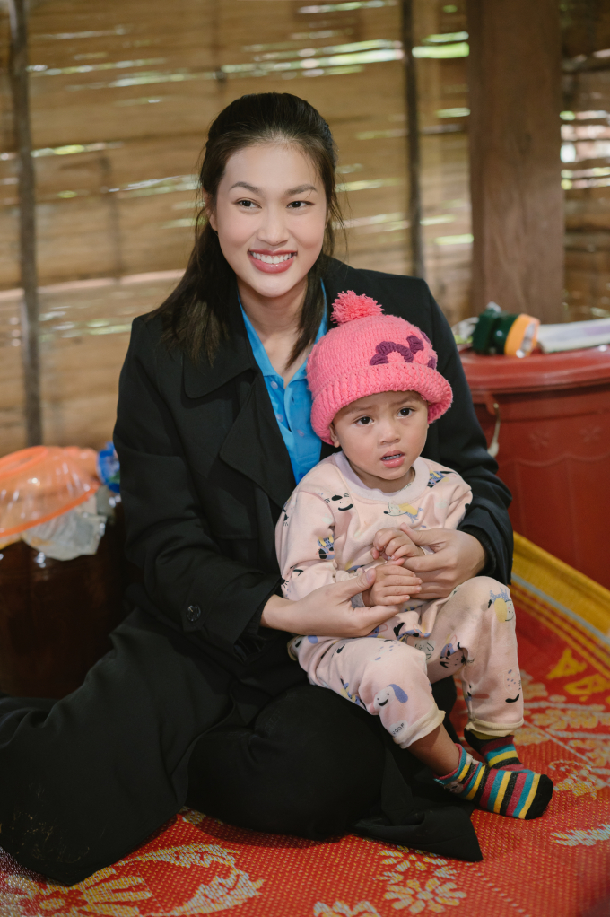 Hoa hậu Thiên Ân mang yêu thương đến nhiều trẻ em vùng cao với dự án “Tết hạnh phúc Xứ Nẫu”