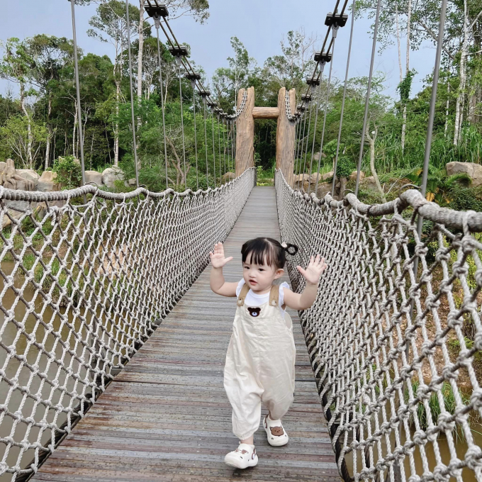 Con gái Đông Nhi mới 2 tuổi đã được vi vu du lịch khắp nơi, diện đồ như mẫu nhí