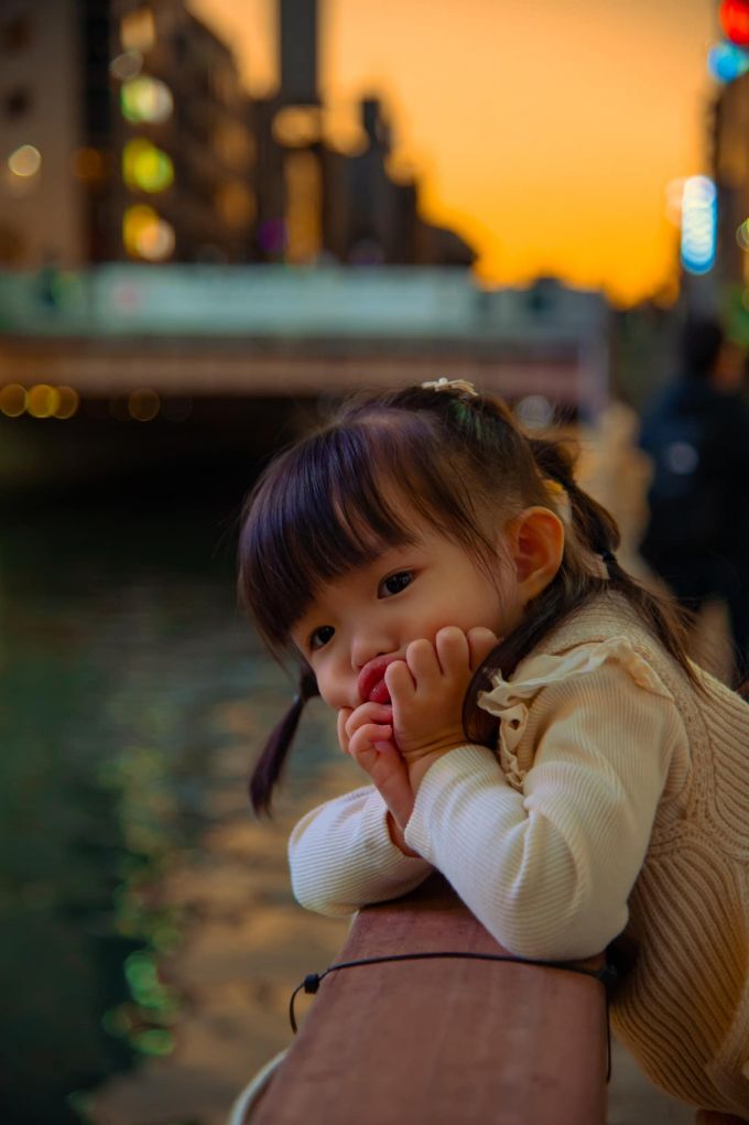 Con gái Đông Nhi mới 2 tuổi đã được vi vu du lịch khắp nơi, diện đồ như mẫu nhí
