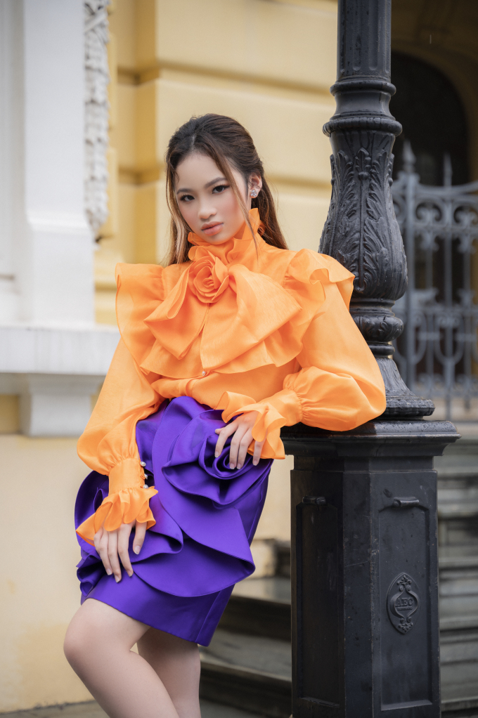Mẫu nhí Bảo Hà chuẩn “high fashion” với trang phục rực rỡ sắc màu của NTK Đỗ Mạnh Cường