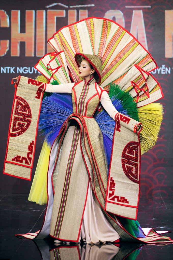 Đối thủ tung ảnh trang phục dân tộc xịn sò, fans trông ngóng Chiếu Cà Mau của Ngọc Châu sẽ được nâng cấp thêm