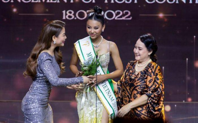 Ê-kíp của Top 20 Miss Earth - Thạch Thu Thảo bị NTK Ngô Mạnh Đông Đông tố quỵt tiền