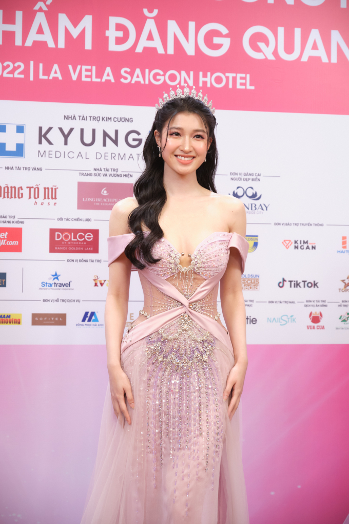 Đỗ Hà, Phương Nhi gây mê fans với nhan sắc ngọt ngào tại họp báo công bố vương miện Hoa hậu Việt Nam 2022
