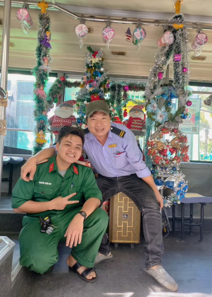 Độc lạ Sài Gòn: Xe buýt “chở” Giáng sinh, có cả tuyệt chiêu khuyến mãi tích lũy đổi quà