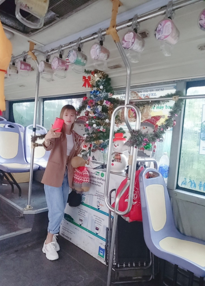 Độc lạ Sài Gòn: Xe buýt “chở” Giáng sinh, có cả tuyệt chiêu khuyến mãi tích lũy đổi quà