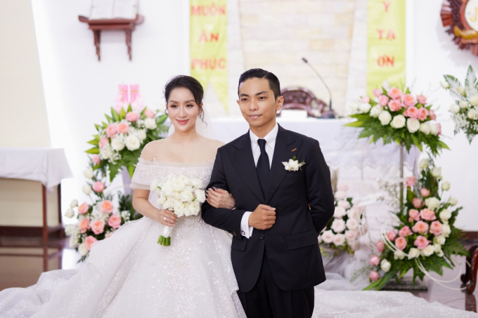 Khánh Thi - Phan Hiển tổ chức hôn lễ tại nhà thờ, cô dâu xúc động: Đây mới đúng là lễ cưới