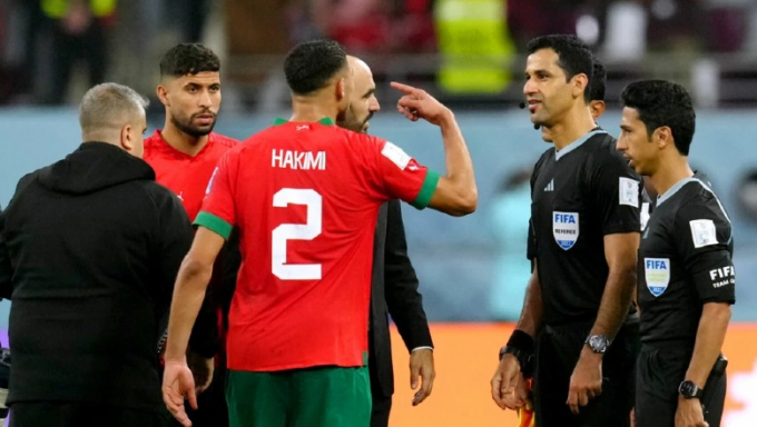 Không thể tạo nên lịch sử, cầu thủ Morocco tấn công Chủ tịch FIFA