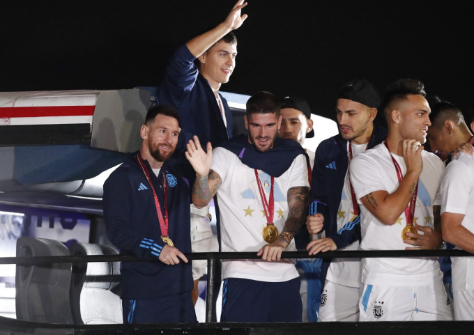 Cảnh tượng không tưởng khi Messi mang cúp vô địch World Cup 2022 về đến Argentina