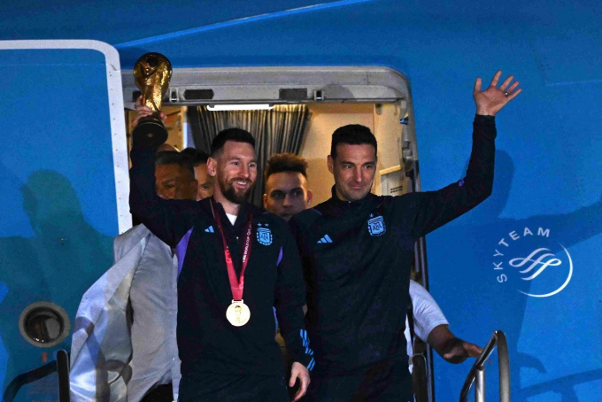 Cảnh tượng không tưởng khi Messi mang cúp vô địch World Cup 2022 về đến Argentina