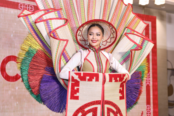 Mãn nhãn với màn trình diễn trang phục dân tộc Chiếu Cà Mau mà Ngọc Châu mang đến Miss Universe 2022