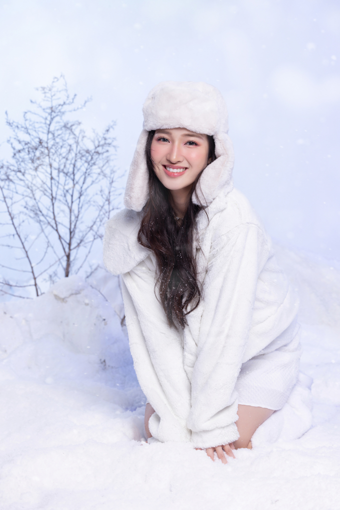 Á hậu Phương Nhi hoá công chúa tuyết trong trẻo, “cưa đổ” fans trong loạt ảnh mừng Giáng sinh