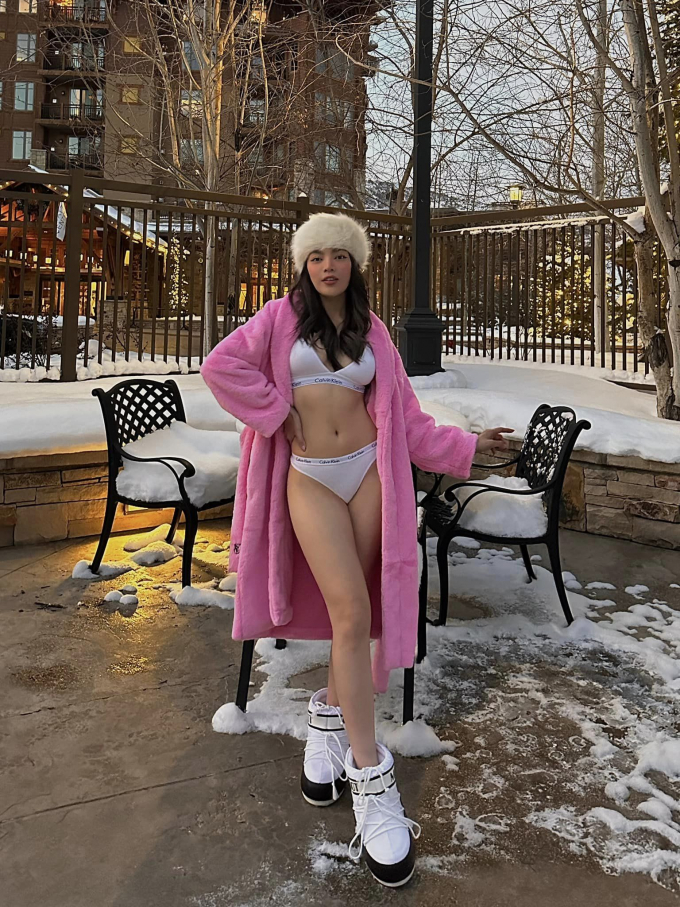 Phùng Trương Trân Đài chịu chơi diện bikini giữa trời tuyết trắng