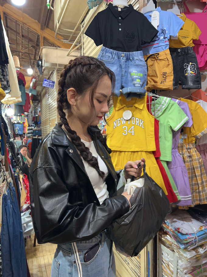 Hoa hậu Mai Phương đi chợ lựa quà, mang yêu thương đến với bệnh nhi ở xóm chạy thận