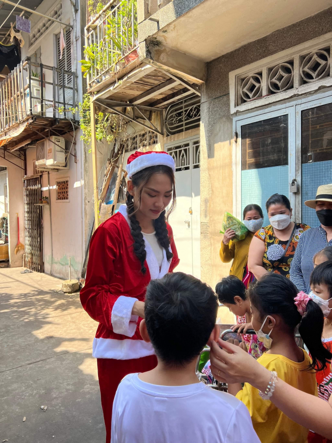 Hoa hậu Mai Phương đi chợ lựa quà, mang yêu thương đến với bệnh nhi ở xóm chạy thận