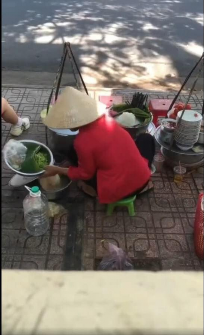 Khánh Hòa: Chủ hàng bún đổ thức ăn thừa vào nồi tiếp tục bán cho khách, cơ quan chức năng vào cuộc làm rõ