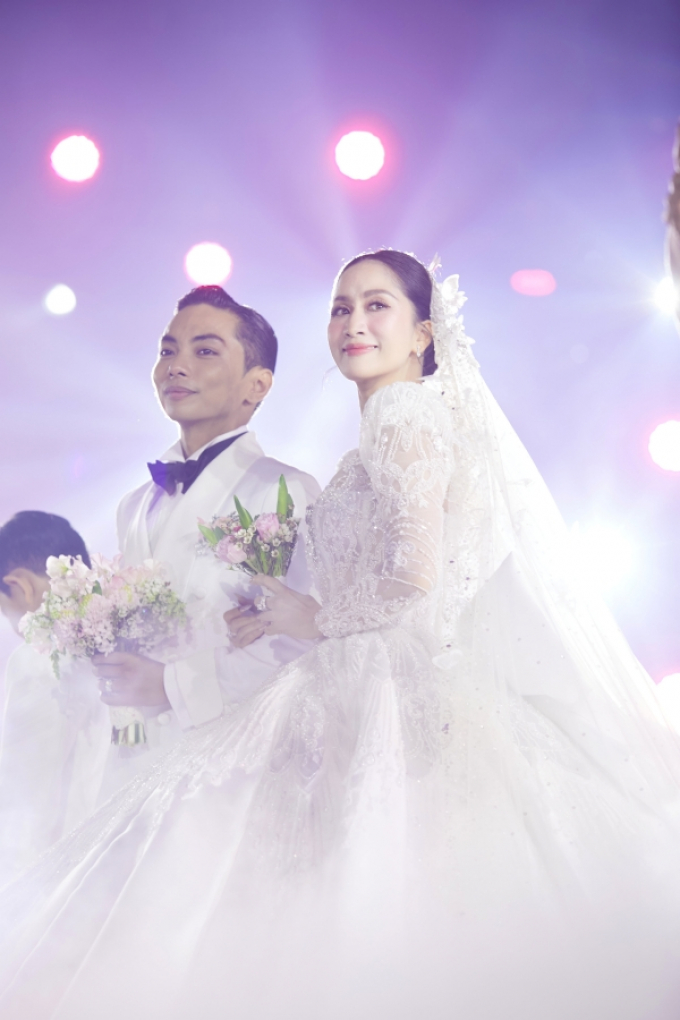 Khánh Thi nghẹn ngào nước mắt cảm ơn Phan Hiển trong lễ cưới: Em chưa yêu ai nhiều như anh