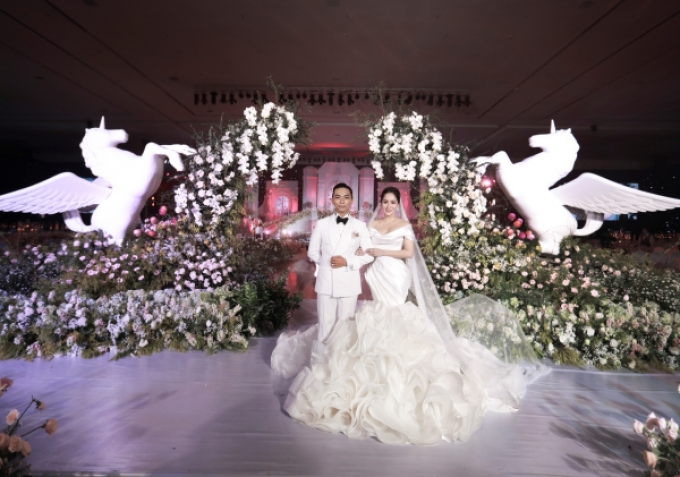Đám cưới Khánh Thi - Phan Hiển: Cô dâu diện váy đuôi cá “siêu khủng”, không gian tiệc lung linh như cổ tích